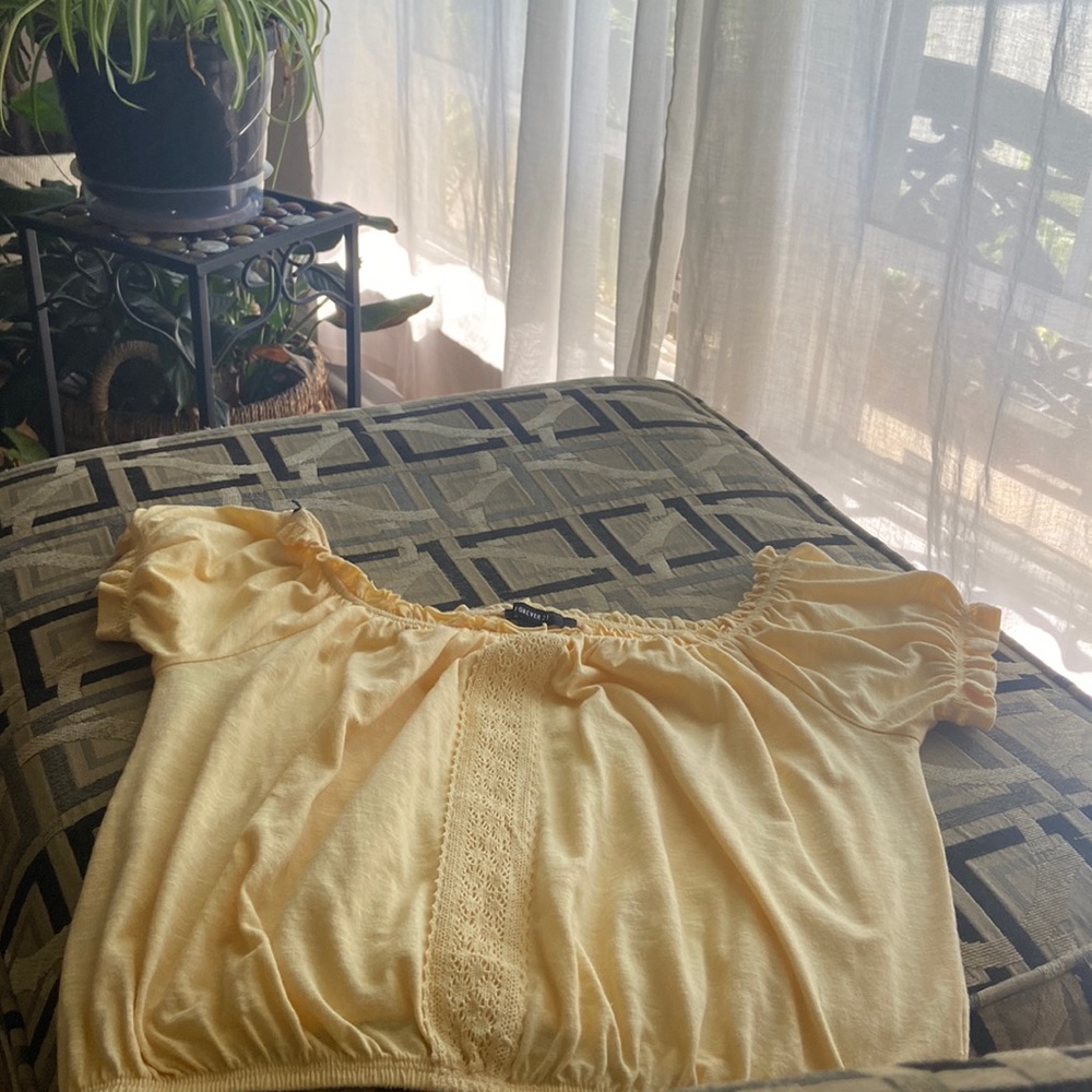 SMALL LIGHT YELLOW CROPPED BLOUSE